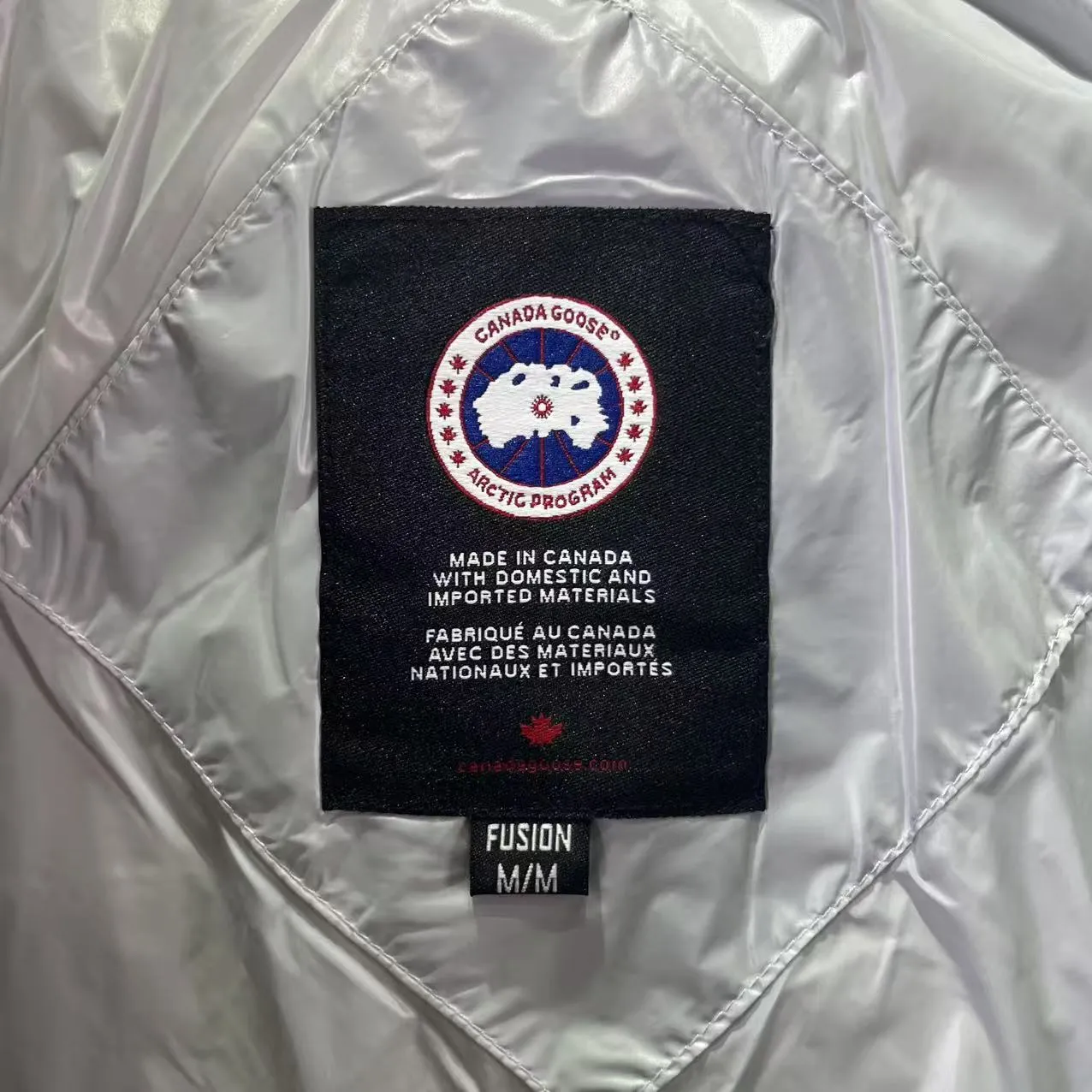 P840 𝑪𝒂𝒏𝒂𝒅𝒂 𝑮𝒐𝒐𝒔𝒆 Canada Goose 2227 Silver White Red Label Canada Goose Crofton Series Crofton Series Ski Season Logo Solid Color Glossy Hooded Waterproof Windproof Ultra-Light Down Jacket Men's Style: Silver